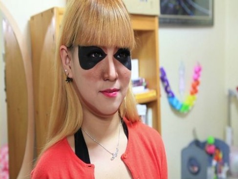 为让眼睛显大韩国一女子化妆变“熊猫”(图)