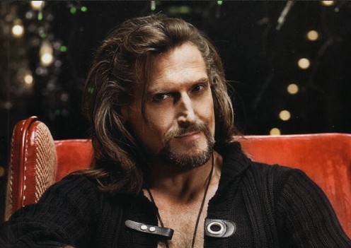 俄罗斯男演员赌输认罚 穿胸罩短裙亮相街头(图)