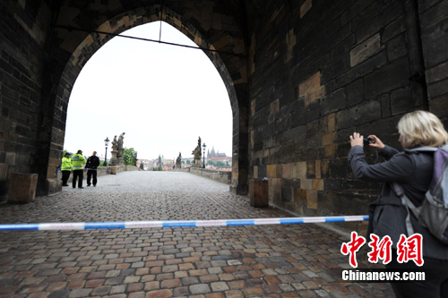 捷克洪灾致8人丧生首都平安度过洪峰(图)