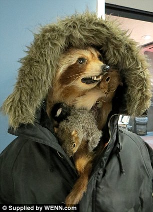 加拿大城市现怪异雕塑:人类躯体配动物头部(图)