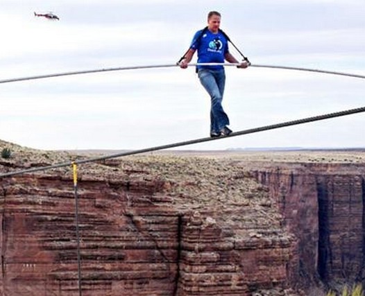 美国钢丝王"命悬一线"成功挑战科罗拉多大峡谷