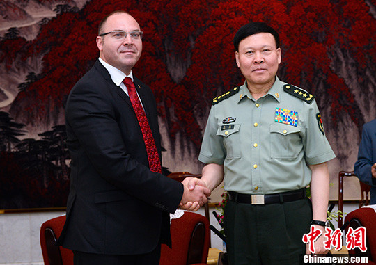 张阳会见罗马尼亚国防部国务秘书