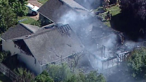 һС�ɻ�ײ������ӡ�ڰ�������լ2�����ˣ�ͼ��