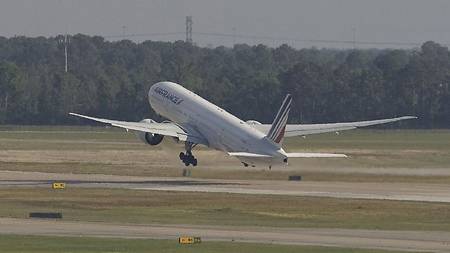 非洲偷渡者藏身法航起落架飞行途中掉落身亡