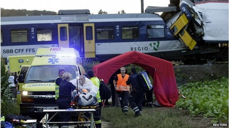 瑞士列车相撞事故致1名驾驶员死亡35人受伤