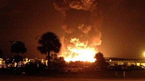 美国佛州天然气工厂爆炸3人伤势严重无人死亡