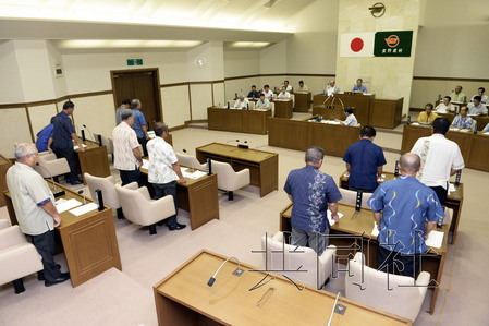 美军坠机引冲绳居民抗议要求美军停训废除基地