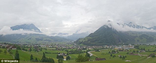 一岁婴儿从缆车上坠落近30米因躺在背包内生还