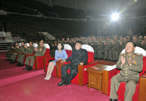 金正恩携李雪主观看朝鲜牡丹峰乐团演出(组图)