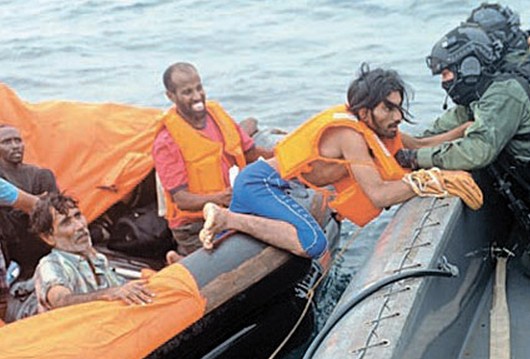 一国际船只失火11船员海上漂流5天韩国部队搭救