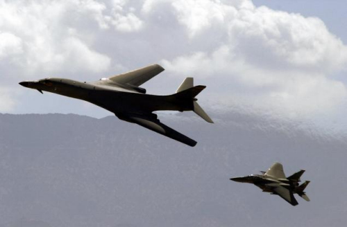 美国轰炸机例行训练坠毁4名机组人员逃生受伤