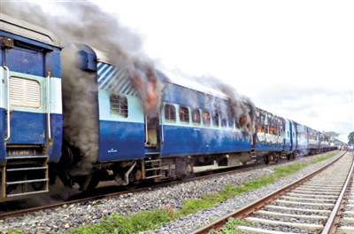 印度火车冲向人群致37人遇难每人获赔2万元