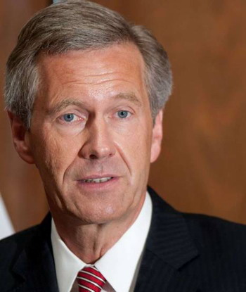 德前总统拒绝免于起诉坚持通过庭审证清白(图)