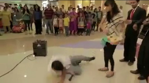 印度男子迪拜商场跪地求婚遭女友挥乐器狠敲头