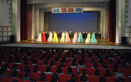 朝鲜职业总同盟举行汇演庆祝建国65周年(图)