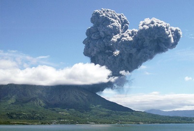 日本樱岛火山发生喷发多辆汽车被石块砸中(图)