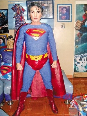 菲律宾男子痴迷"超人" 疯狂整形19次外形酷似