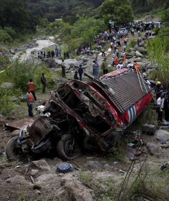 危地马拉一辆客车坠落悬崖至43人死亡(图)