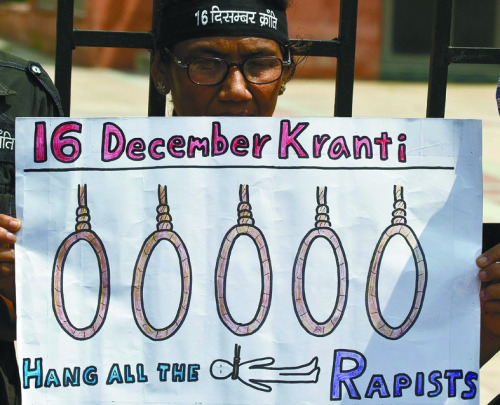 印度黑公交轮奸案推迟判决引不满舆论要求死刑