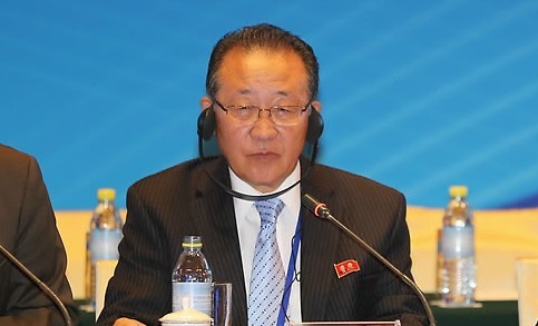 9月18日,朝鲜外务省第一副相金桂冠在北京发表朝方立场.