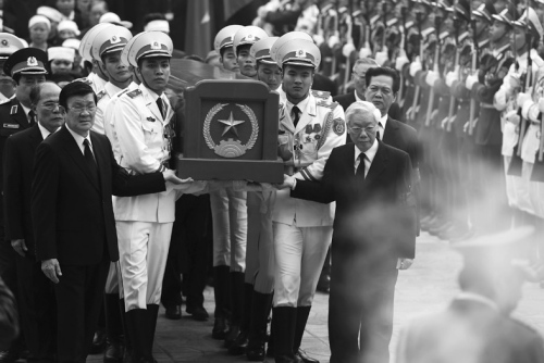 Խ��102�����Ԫ��������̳�ľ�ͷ���飨ͼ��