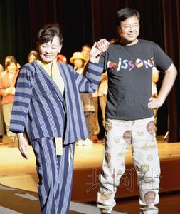 安倍夫人参加农业服装秀穿日式农裤登台(图)