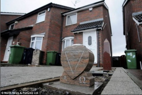 ͥԺ��Ĺ԰Ӣ�������ſڽ�����Ĺ�������飨ͼ��