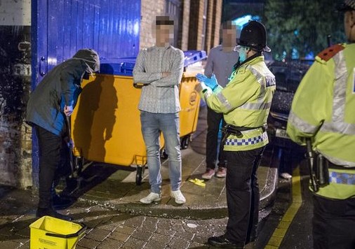 英警方展开"撒尿行动" 专逮随地小便者罚拖地