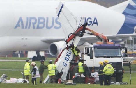 Ӣ��һ���ͷɻ�����ʱ�����¹�һ����������