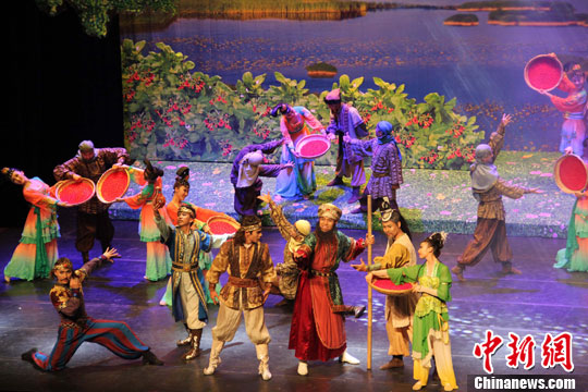 中国宁夏回族艺术代表团雅加达表演舞剧《月上贺兰》