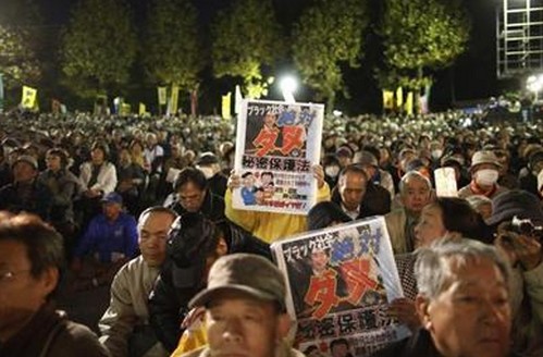日本民众大规模抗议秘保法案称民主将只是空话