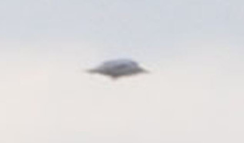 Ӣ����Ӱʦ�ڷ�糡�Ͽ��ĵ��ɵ�״UFO��ͼ��