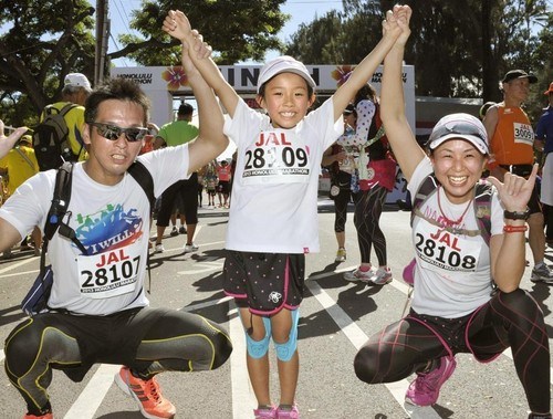 檀香山举办马拉松大赛日本7岁女孩跑完全程