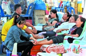 泰国政客选前“打嘴仗”示威民众洗脚休息(图)