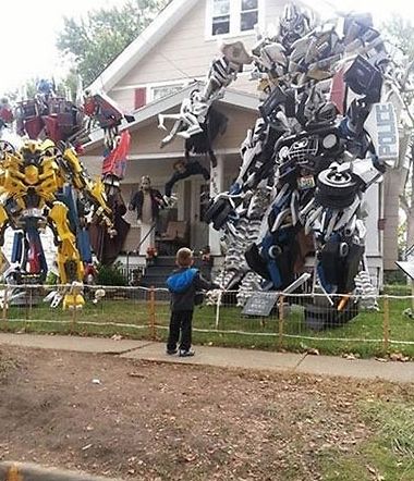 外国牛人把“变形金刚”搬回家吓坏邻居(图)