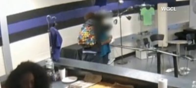 美国一高中生拥抱女教师被控性骚扰遭停学(图)