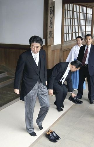 日媒称安倍以清晨装束乘专车参拜靖国神社