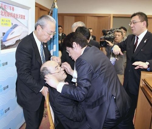 日本石川县知事新年记者会上晕厥 曾希望连任6届