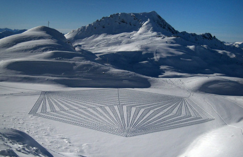 英国艺术家用双足在雪地上创造出惊人美景(组图)