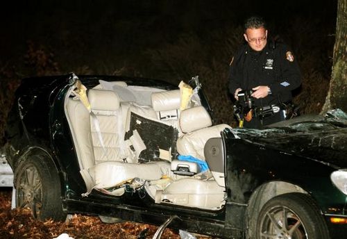 纽约一汽车急转弯时失控撞树车内4人受伤(图)