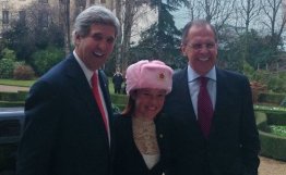 俄罗斯代表团向美国务院发言人赠送护耳帽(图)