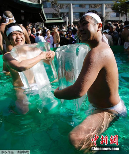日本人裸体入水池求好运紧抱巨冰挑战极限(图)