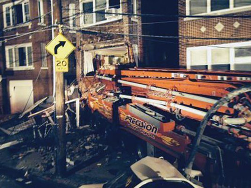 美国一卡车撞进纽约房屋司机死亡4人受伤(图)