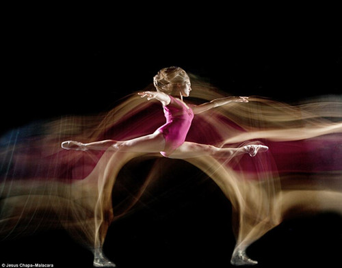 流光飞舞:长曝光摄影捕捉芭蕾唯美韵律(组图)