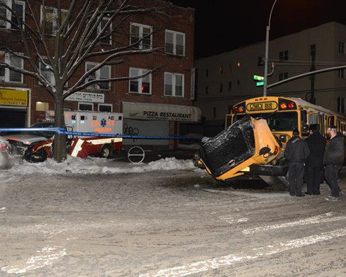 纽约救护车撞上校车致19人受伤16人为学生