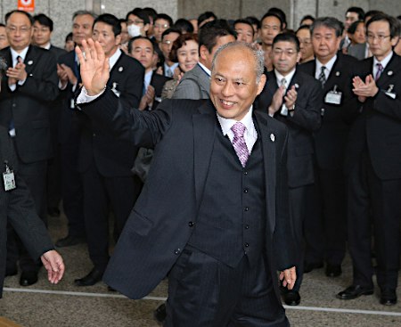 新任东京都知事走马上任称知事椅子坐不热(图)
