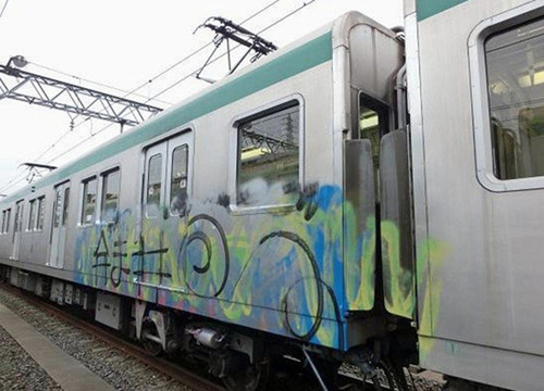 日本地铁车厢屡遭大面积涂鸦警方介入调查