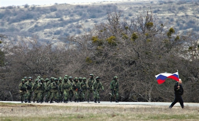 武装人员“封锁”乌军营亲俄居民围观照相(图)