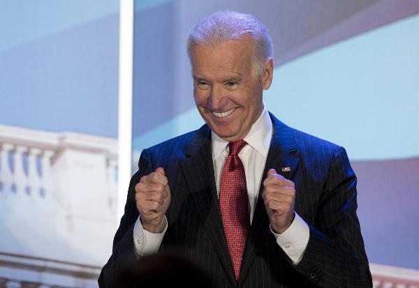 美国副总统拜登在参加瑞秋美食秀节目录制时,除了鼓励年轻人在政府