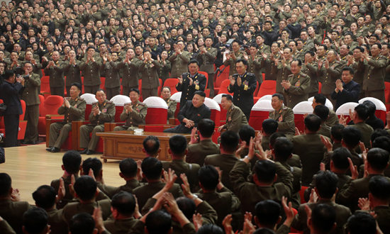 金正恩与朝鲜官兵同观看演出要求乐团鼓舞人民